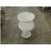 Image 2 : VINTAGE WHITE WICKER PLANTER