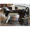 Image 2 : ANTIQUE DAVIS SEWING MACHINE