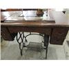 Image 3 : ANTIQUE DAVIS SEWING MACHINE