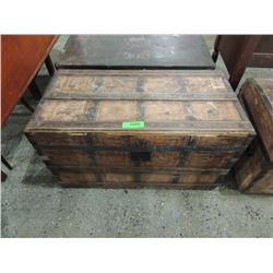 ANTIQUE TRAVEL TRUNK