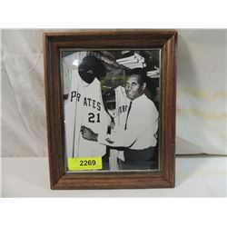 8X10 BLACK & WHITE PHOTO ROBERTO CLEMENTE FRAMED