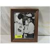 Image 2 : 8X10 BLACK & WHITE PHOTO ROBERTO CLEMENTE FRAMED
