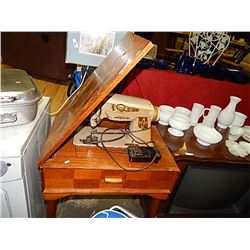 VINTAGE SINGER SEWING MACHINE IN CABINET