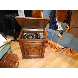 CONSOLE RADIO - COMPACT SIZE - RADIO AND TURNTABLE