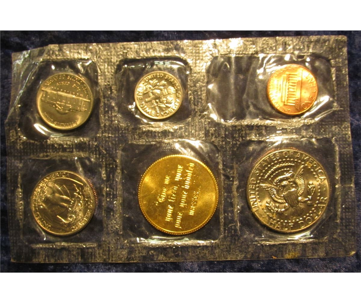 129. 1985 Denver Mint U.S. Coin Set with Statue of Liberty Medal. In