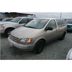 00 Toyota Sienna 3 Dr  Passenger Van - T - DRIVE
