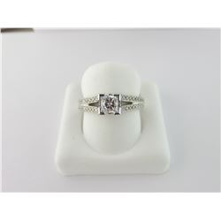 135-14098:14K white gold diamond ring