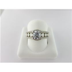 136-10667:18K white gold diamond ring