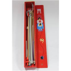 VINTAGE KNITTING NEEDLE BOX WITH KNITTING NEEDLES