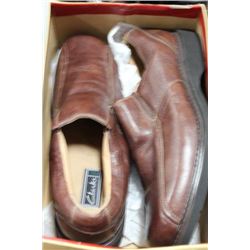 PAIR OF MEN'S BROWN LEATHER LOAFERS SIZE 13