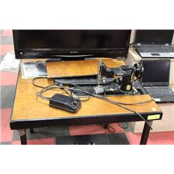 VINTAGE SINGER 221 FEATHERLIGHT SEWING MACHINE W