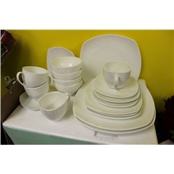 NEW 20 PC BONE CHINA DINNERWARE SET