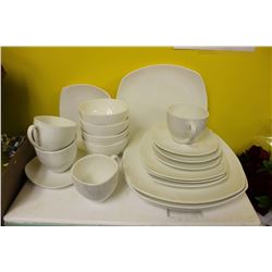 NEW 20 PC BONE CHINA DINNERWARE SET X5