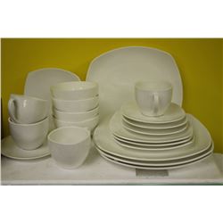 NEW 20 PIECE BONE CHINA DINNERWARE SET