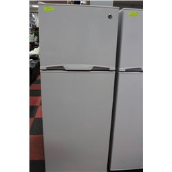 GE APARTMENT SIZE FRIDGE (7 DAY WARRANTY)