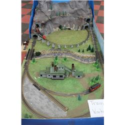 LARGE DELUXE ELECTRIC TRAIN SET MODEL (COMPLETE)