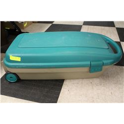RUBBERMAID TRAVEL TOTE ON WHEELS