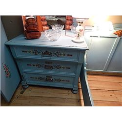 VINTAGE CHEST OF DRAWERS - 3 DRAWERS