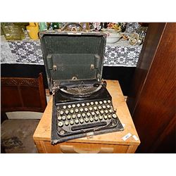 VINTAGE REMINGTON TYPEWRITER IN CASE