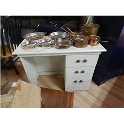 WHITE RETRO DESK - SINGLE PEDESTAL
