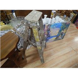 VINTAGE WOOD 2 STEP LADDER