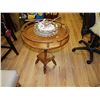 Image 1 : ROUND MAPLE SIDE TABLE