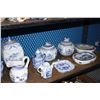 Image 2 : SHELF LOT OF ORIENTAL BLUE AND WHITE POTTERY PIECES