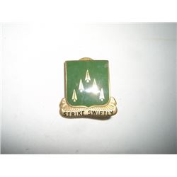 VINTAGE WWII EXTREMELY RARE PIN BACK MTEAL BADGE *STRIKE SWIFTLY* VALUE $58.00+!! PIN BACK CAME OUT
