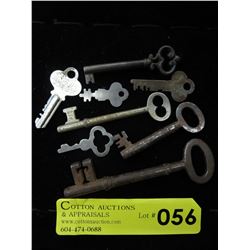 10 Old vintage keys