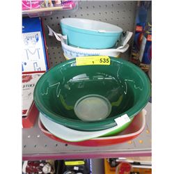 7 Pyrex bowls, most are vintage