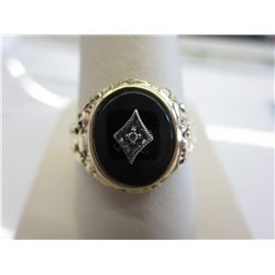 Man's 4.4g 10KT Gold Onyx nugget style Estate ring
