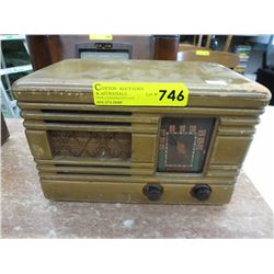 Vintage mantle radio in wood case
