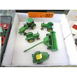 5 Scale Model John Deere vehicles - Most Ertl