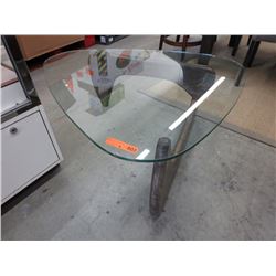 NEW - Glass topped coffee table - 3-cornered