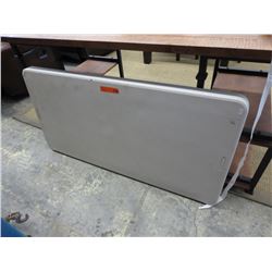 Folding resin table