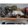 Image 1 : Decorative household objects