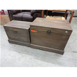 2 Wood chests