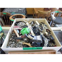 Used watches and costume jewlery - 40 pieces