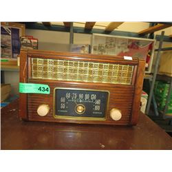 Vintage General Electric mantle radio