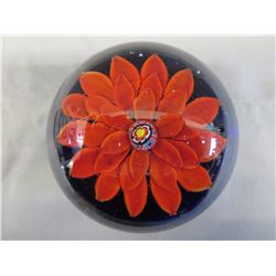 Stunning art glass paperweight w/ flower design