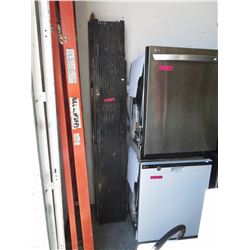 2 Metal accordion gates - 6' tall