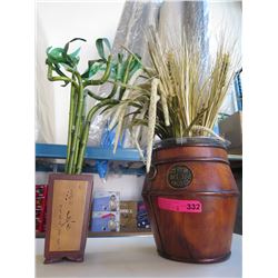 2 Decorative floral arrangements