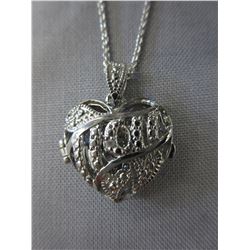 Nicely detailed "Mom" heart locket/pendant