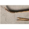 Image 3 : Shoshone Wood Bow With 4 Stone-tipped Arrows