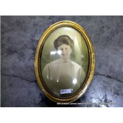 GUILDED FRAMED OVAL PORTRAIT
