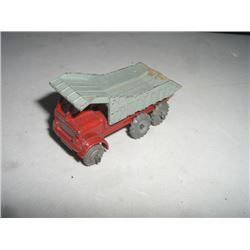 VINTAGE *VERY RARE* DIECAST TOY DUMPTRUCK NO.18 STAMPED *MADE IN ENGLAND* BOOK VALUE $65.00 IN GOOD 