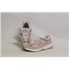 Image 1 : NEW BALANCE WOMENS SIZE 7 RUNNING SHOES