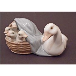 VINTAGE LLADRO DUCK W/ DUCKLINGS FIGURINE