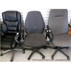 BLACK UPHOLSTERED CASTERED OFFICE CHAIR