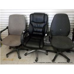 BLACK UPHOLSTERED CASTERED OFFICE CHAIR